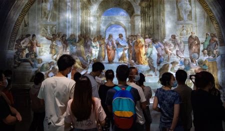 (miniature) Des visiteurs contemplent une peinture lors de l'exposition A la rencontre de Raphaël : chefs-d'oeuvre de la Renaissance au néoclassicisme au Guardian Art Center