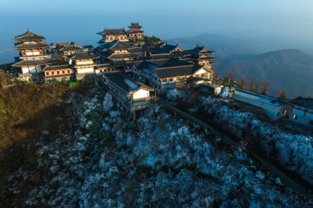 (miniature) Photo aérienne prise le 12 décembre 2023 montrant le site touristique de la montagne Dahong dans la ville de Suizhou
